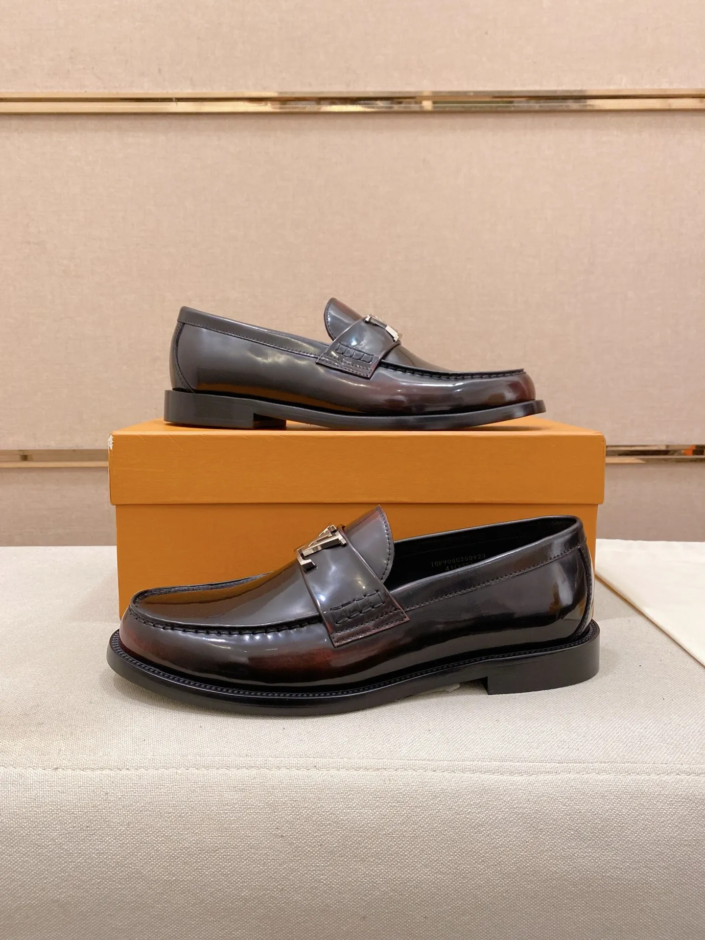 Factory price: 700💰Louis Vuitton LV men's classic Oxford shoes, men's business formal boutique leather shoes, classic model, exquisite almond kernel toe, ultimate art, the whole shoe is made of imported cow leather (open edge beads), carefully selected, fine pores, excellent gloss, soft texture, strong toughness, durable and not easy to deform, apricot calf leather lining, soft and comfortable, sweat-absorbent and breathable. Composite rubber backing at the heel. The front and rear outsole are nailed and reinforced, making them non-slip and wear-resistant. Made with Goodyear craftsmanship, the shoe shape is excellent, light and luxurious, and can be worn in all kinds of formal occasions! Original box and dust bag packaging! Size: 39-44 (38.45. Customized)